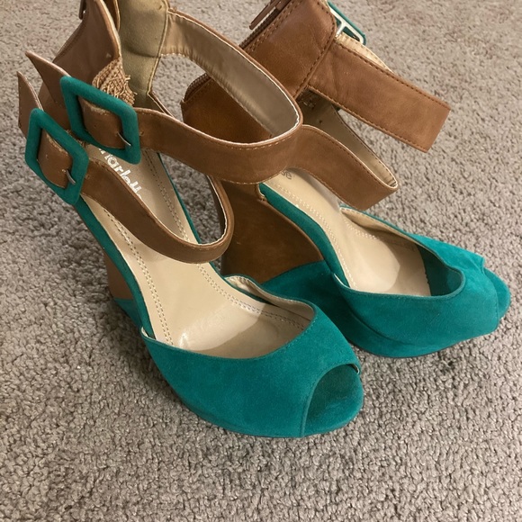 Charlotte Russe green suede/brown pleather wedges - Picture 2 of 9
